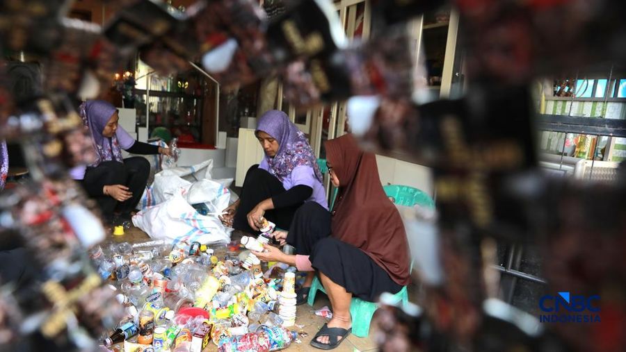 Pengelola Bank Sampah Rahmat memberikan edukasi pengelolaan sampah kepada siswa taman kanak-kanak (TK) di Bank Sampah Persatuan, Jalan Persatuan RW 08, Pondok Kelapa, Duren Sawit, Jakarta Timur, Senin (11/5/2026). (CNBC Indonesia/Muhammad Sabki)