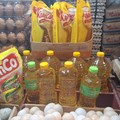 Penjualan minyak goreng kemasan  di Pasar Senen, Jakarta Pusat pada Senin (11/5/2026), (CNBC Indonesia/Chandra Dwi Pranata)