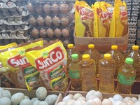Penjualan minyak goreng kemasan  di Pasar Senen, Jakarta Pusat pada Senin (11/5/2026), (CNBC Indonesia/Chandra Dwi Pranata)