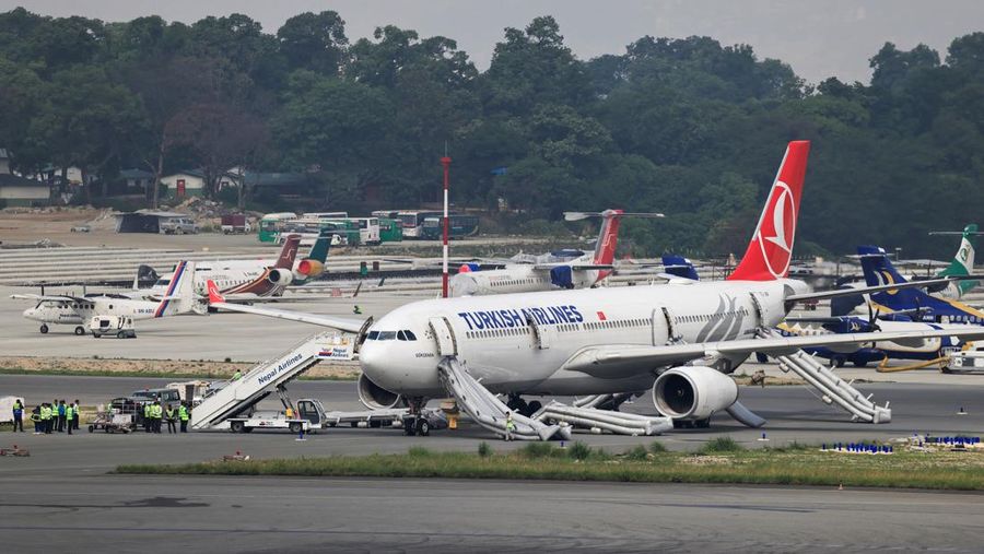 Pesawat milik Turkish Airlines mengalami insiden kebakaran pada ban roda pendaratan usai mendarat di Bandara Internasional Tribhuvan, Kathmandu, Nepal, Senin (11/5/2026) waktu setempat. Insiden itu memaksa otoritas bandara menghentikan sementara oper