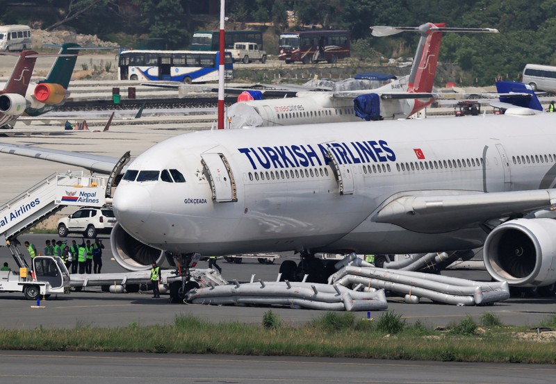 Pesawat milik Turkish Airlines mengalami insiden kebakaran pada ban roda pendaratan usai mendarat di Bandara Internasional Tribhuvan, Kathmandu, Nepal, Senin (11/5/2026) waktu setempat. Insiden itu memaksa otoritas bandara menghentikan sementara operasional penerbangan selama sekitar satu jam. (AFP/PRAKASH MATHEMA)