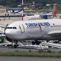Pesawat milik Turkish Airlines mengalami insiden kebakaran pada ban roda pendaratan usai mendarat di Bandara Internasional Tribhuvan, Kathmandu, Nepal, Senin (11/5/2026) waktu setempat. Insiden itu memaksa otoritas bandara menghentikan sementara oper