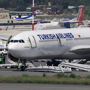 Pesawat milik Turkish Airlines mengalami insiden kebakaran pada ban roda pendaratan usai mendarat di Bandara Internasional Tribhuvan, Kathmandu, Nepal, Senin (11/5/2026) waktu setempat. Insiden itu memaksa otoritas bandara menghentikan sementara oper