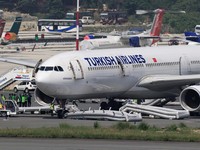 Pesawat milik Turkish Airlines mengalami insiden kebakaran pada ban roda pendaratan usai mendarat di Bandara Internasional Tribhuvan, Kathmandu, Nepal, Senin (11/5/2026) waktu setempat. Insiden itu memaksa otoritas bandara menghentikan sementara oper