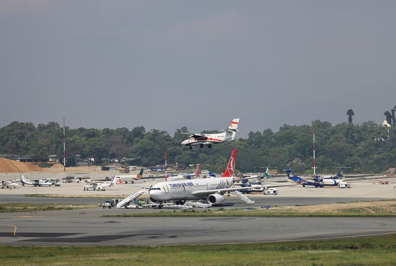Pesawat milik Turkish Airlines mengalami insiden kebakaran pada ban roda pendaratan usai mendarat di Bandara Internasional Tribhuvan, Kathmandu, Nepal, Senin (11/5/2026) waktu setempat. Insiden itu memaksa otoritas bandara menghentikan sementara operasional penerbangan selama sekitar satu jam. (AFP/PRAKASH MATHEMA)