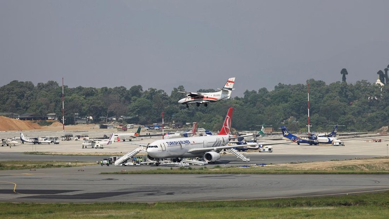Pesawat milik Turkish Airlines mengalami insiden kebakaran pada ban roda pendaratan usai mendarat di Bandara Internasional Tribhuvan, Kathmandu, Nepal, Senin (11/5/2026) waktu setempat. Insiden itu memaksa otoritas bandara menghentikan sementara oper