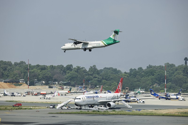 Pesawat milik Turkish Airlines mengalami insiden kebakaran pada ban roda pendaratan usai mendarat di Bandara Internasional Tribhuvan, Kathmandu, Nepal, Senin (11/5/2026) waktu setempat. Insiden itu memaksa otoritas bandara menghentikan sementara operasional penerbangan selama sekitar satu jam. (AFP/PRAKASH MATHEMA)