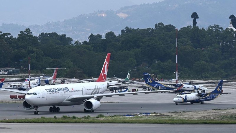 Pesawat milik Turkish Airlines mengalami insiden kebakaran pada ban roda pendaratan usai mendarat di Bandara Internasional Tribhuvan, Kathmandu, Nepal, Senin (11/5/2026) waktu setempat. Insiden itu memaksa otoritas bandara menghentikan sementara oper