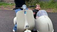 Gemas Lihat Aisyah Keponakan Fadil Jaidi Naik Vespa? Ini Versi Mainan Anaknya 