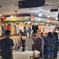 Sentra pakaian bekas atau thrifting di Pasar Senen, Jakarta Pusat, Senin (11/5/2026). (CNBC Indonesia/Chandra Dwi Pranata)