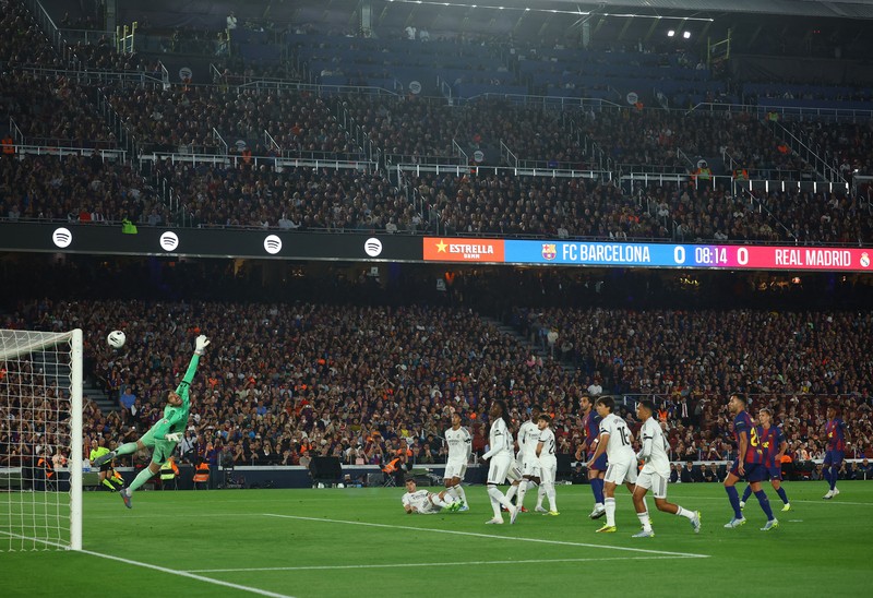 Soccer Football - LaLiga - FC Barcelona v Real Madrid - Spotify Camp Nou, Barcelona, Spain - May 10, 2026 FC Barcelona's Ronald Araujo lifts the trophy as he celebrates with teammates after winning the LaLiga REUTERS/Albert Gea