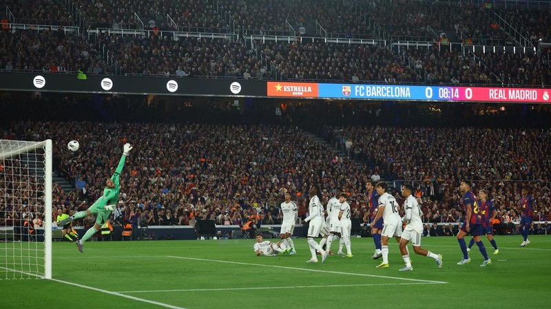 Soccer Football - LaLiga - FC Barcelona v Real Madrid - Spotify Camp Nou, Barcelona, Spain - May 10, 2026 FC Barcelona's Marcus Rashford scores their first goal from a free kick REUTERS/Albert Gea