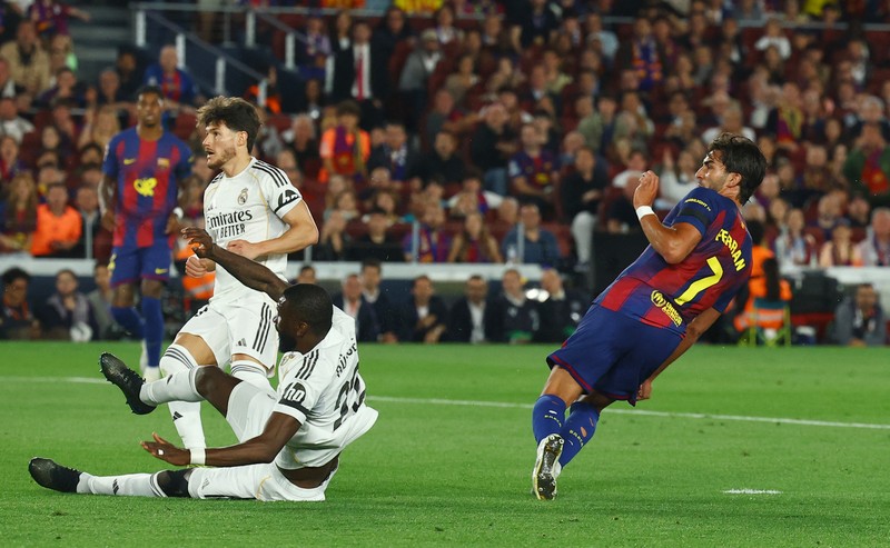 Soccer Football - LaLiga - FC Barcelona v Real Madrid - Spotify Camp Nou, Barcelona, Spain - May 10, 2026 FC Barcelona's Ronald Araujo lifts the trophy as he celebrates with teammates after winning the LaLiga REUTERS/Albert Gea