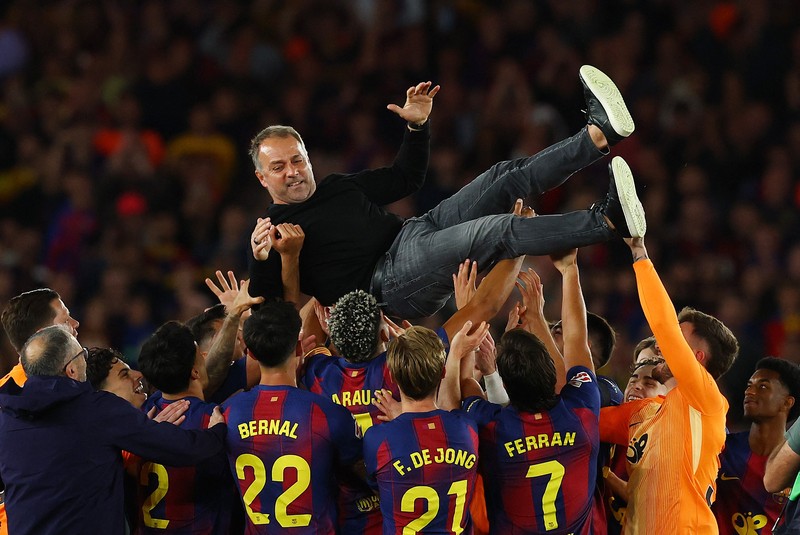 Soccer Football - LaLiga - FC Barcelona v Real Madrid - Spotify Camp Nou, Barcelona, Spain - May 10, 2026 FC Barcelona's Ronald Araujo lifts the trophy as he celebrates with teammates after winning the LaLiga REUTERS/Albert Gea