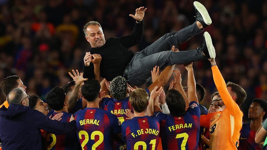 Soccer Football - LaLiga - FC Barcelona v Real Madrid - Spotify Camp Nou, Barcelona, Spain - May 10, 2026 FC Barcelona players throw coach Hansi Flick in the air as they celebrate after winning the LaLiga REUTERS/Albert Gea