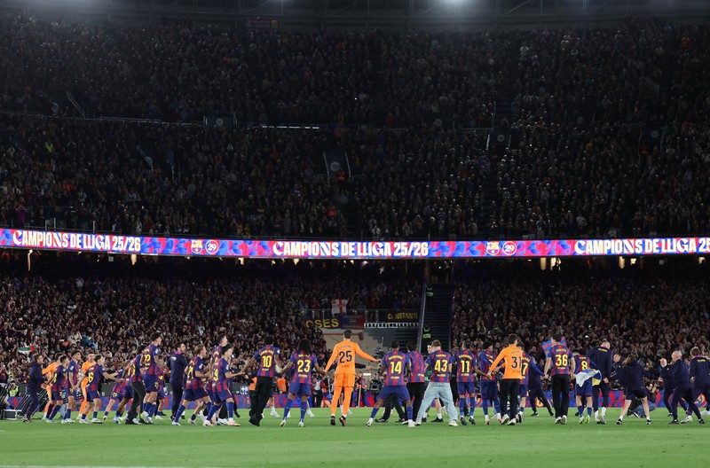 Soccer Football - LaLiga - FC Barcelona v Real Madrid - Spotify Camp Nou, Barcelona, Spain - May 10, 2026 FC Barcelona's Ronald Araujo lifts the trophy as he celebrates with teammates after winning the LaLiga REUTERS/Albert Gea