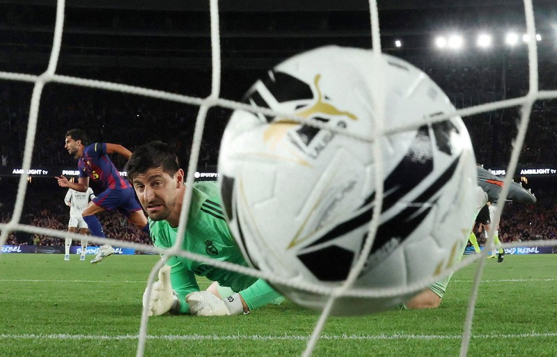 Soccer Football - LaLiga - FC Barcelona v Real Madrid - Spotify Camp Nou, Barcelona, Spain - May 10, 2026 FC Barcelona's Ronald Araujo lifts the trophy as he celebrates with teammates after winning the LaLiga REUTERS/Albert Gea