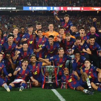 Soccer Football - LaLiga - FC Barcelona v Real Madrid - Spotify Camp Nou, Barcelona, Spain - May 10, 2026 FC Barcelona players and coach Hansi Flick celebrate with the trophy after winning the LaLiga REUTERS/Albert Gea
