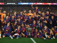 Soccer Football - LaLiga - FC Barcelona v Real Madrid - Spotify Camp Nou, Barcelona, Spain - May 10, 2026 FC Barcelona players and coach Hansi Flick celebrate with the trophy after winning the LaLiga REUTERS/Albert Gea