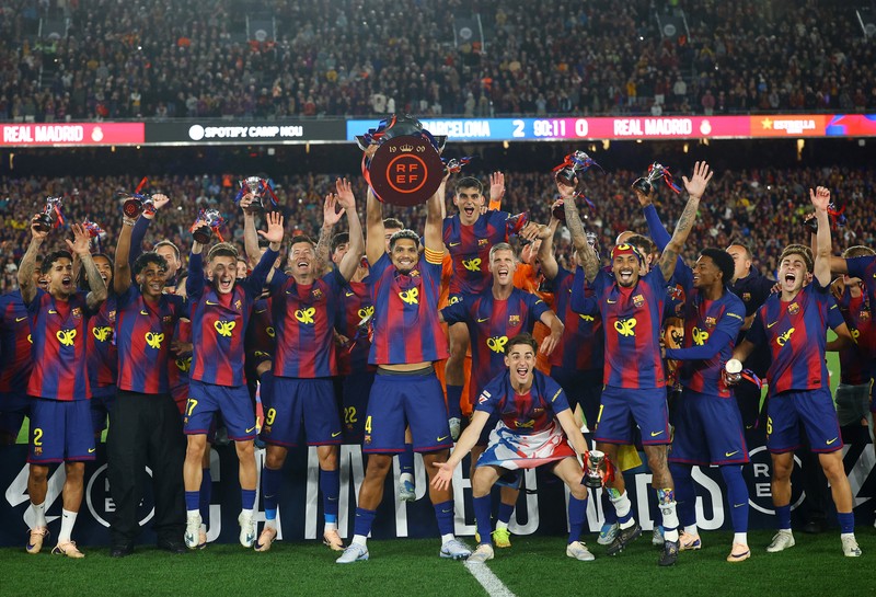 Soccer Football - LaLiga - FC Barcelona v Real Madrid - Spotify Camp Nou, Barcelona, Spain - May 10, 2026 FC Barcelona's Ronald Araujo lifts the trophy as he celebrates with teammates after winning the LaLiga REUTERS/Albert Gea