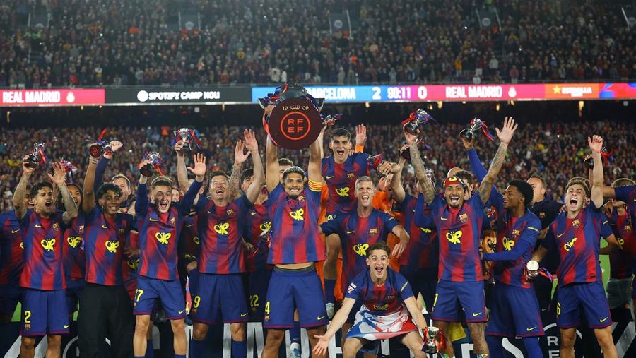 Soccer Football - LaLiga - FC Barcelona v Real Madrid - Spotify Camp Nou, Barcelona, Spain - May 10, 2026 FC Barcelona's Ronald Araujo lifts the trophy as he celebrates with teammates after winning the LaLiga REUTERS/Albert Gea