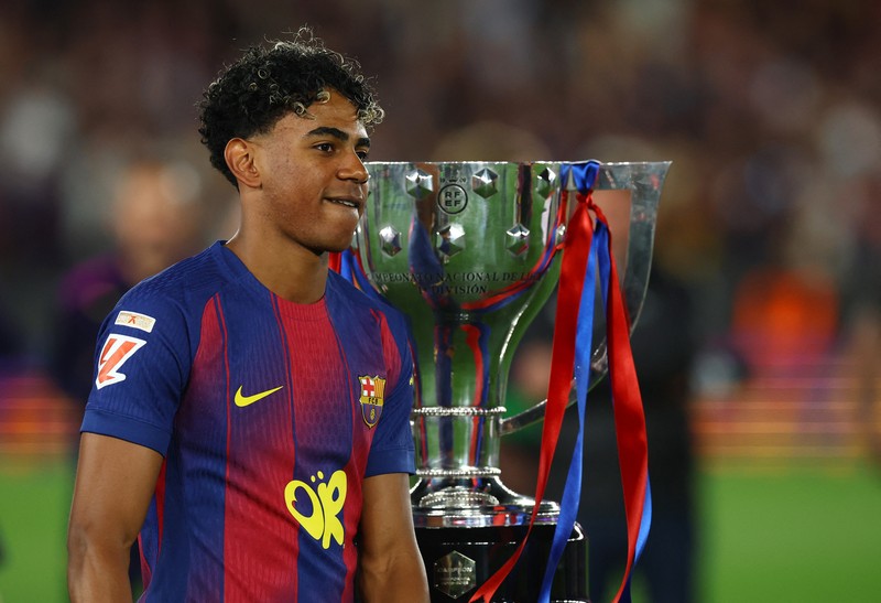 Soccer Football - LaLiga - FC Barcelona v Real Madrid - Spotify Camp Nou, Barcelona, Spain - May 10, 2026 FC Barcelona's Ronald Araujo lifts the trophy as he celebrates with teammates after winning the LaLiga REUTERS/Albert Gea