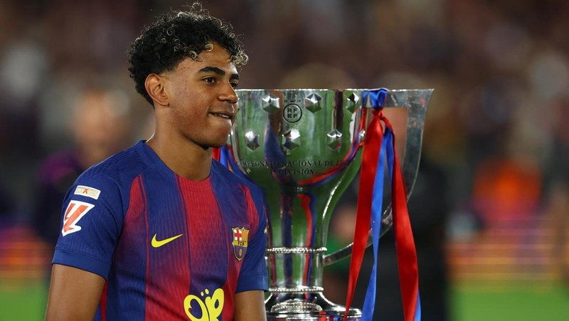 Soccer Football - LaLiga - FC Barcelona v Real Madrid - Spotify Camp Nou, Barcelona, Spain - May 10, 2026 FC Barcelona's Lamine Yamal celebrates next to the trophy after winning the LaLiga REUTERS/Albert Gea