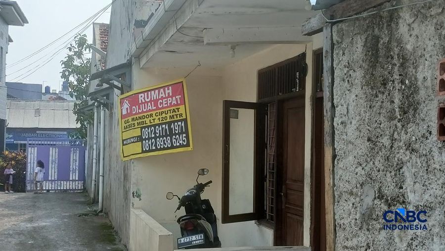 Suasana rumah dijual di wilayah kota Tangerang Selatan, Senin (11/5/2026). (CNBC Indonesia/Ferry Sandi)