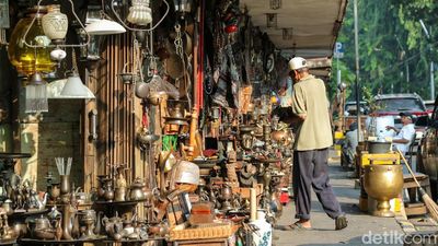 Berburu Harta Karun Vintage di Pasar Antik Jalan Surabaya