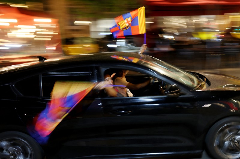 Para pemain FC Barcelona berada di atas bus parade saat merayakan keberhasilan menjuarai LaLiga di Barcelona, Senin (11/5/2026). (REUTERS/Albert Gea)