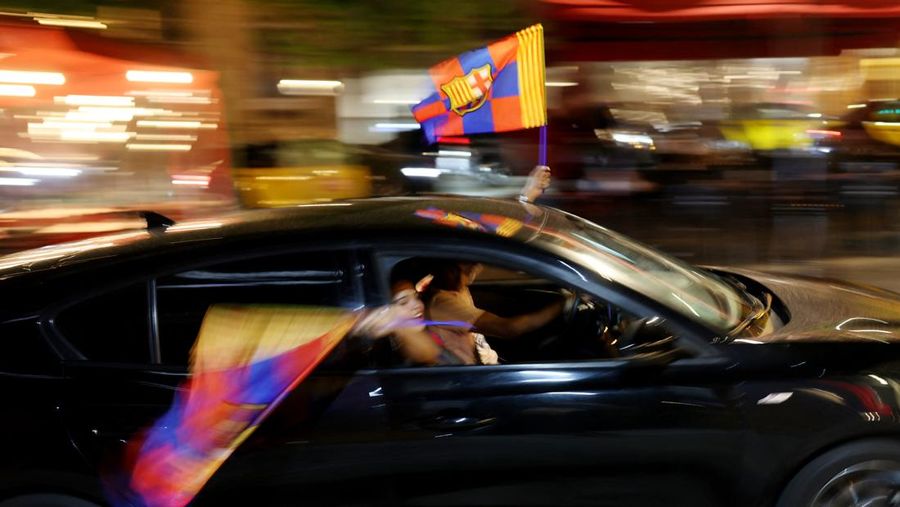 Fans FC Barcelona merayakan kemenangan LaLiga di Barcelona, Senin (11/5/2026).