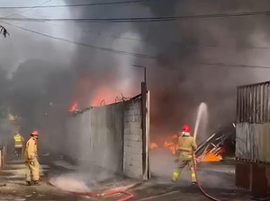 Gedung Penampungan Oli Bekas di Bogor Terbakar