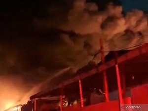 Video: Kebakaran Gudang di Jakbar Akibat Bahan Kimia dan Gas
