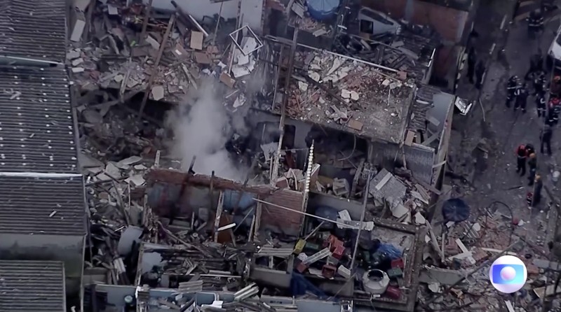 Kebakaran hebat yang diduga dipicu ledakan gas melanda kawasan permukiman di lingkungan Jaguare, Sao Paulo, Brasil, pada Senin (11/5/2026). (Tangkapan Layar Video Reuters/TV GLOBO)