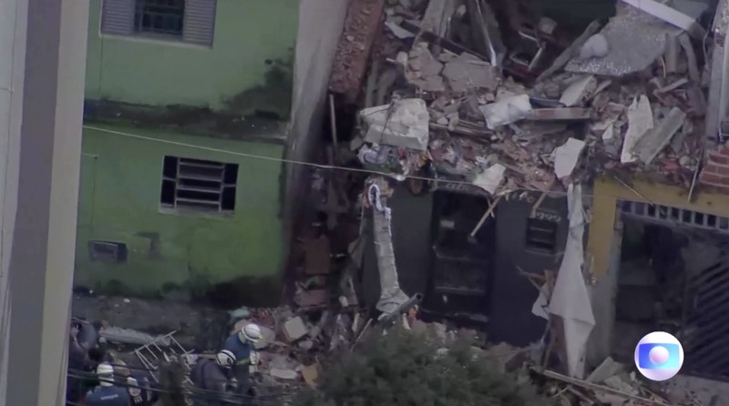Kebakaran hebat yang diduga dipicu ledakan gas melanda kawasan permukiman di lingkungan Jaguare, Sao Paulo, Brasil, pada Senin (11/5/2026). (Tangkapan Layar Video Reuters/TV GLOBO)
