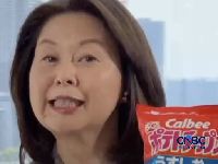 Keripik kentang dalam kemasan monokrom. (CNBC Internasional)