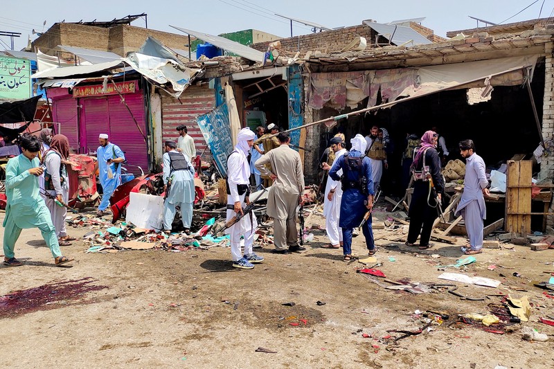 Ledakan besar mengguncang sebuah pasar di Provinsi Khyber Pakhtunkhwa, Pakistan barat laut, pada Selasa (12/5/2026), yang menewaskan sedikitnya sembilan orang serta melukai lebih dari 20 lainnya. (AFP/MARWAT AKBAR)