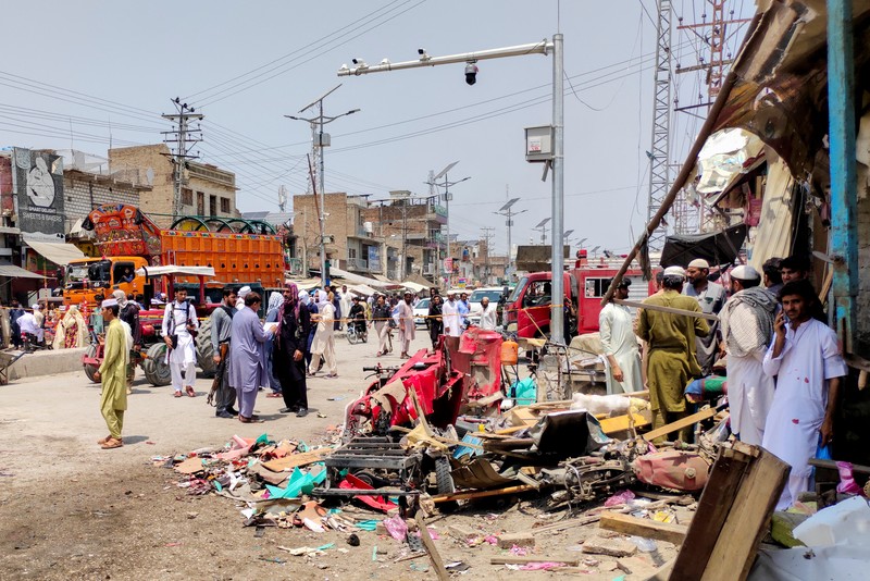 Ledakan besar mengguncang sebuah pasar di Provinsi Khyber Pakhtunkhwa, Pakistan barat laut, pada Selasa (12/5/2026), yang menewaskan sedikitnya sembilan orang serta melukai lebih dari 20 lainnya. (AFP/MARWAT AKBAR)