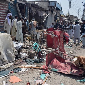 Ledakan besar mengguncang sebuah pasar di Provinsi Khyber Pakhtunkhwa, Pakistan barat laut, pada Selasa (12/5/2026), yang menewaskan sedikitnya sembilan orang serta melukai lebih dari 20 lainnya. (AFP/MARWAT AKBAR)