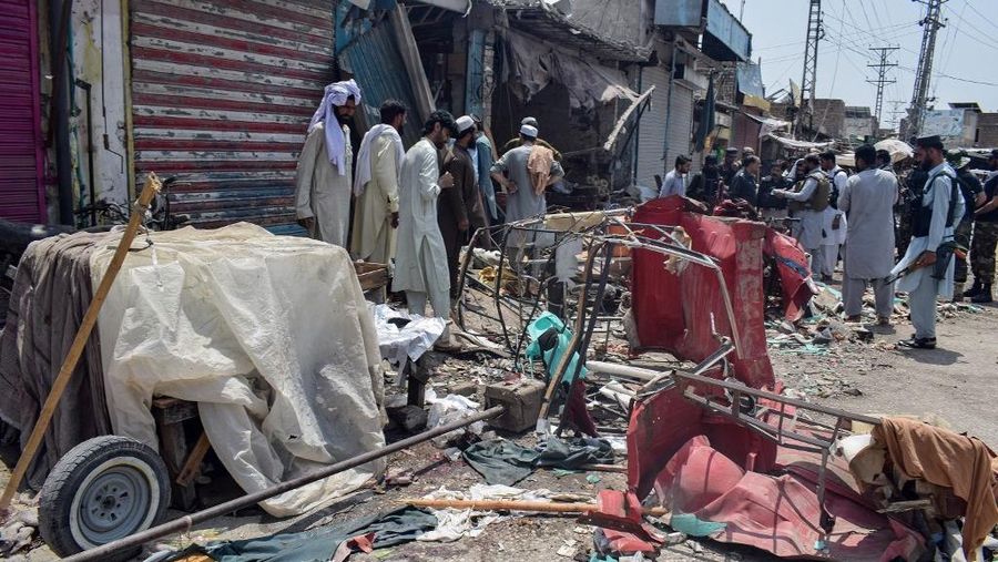Ledakan besar mengguncang sebuah pasar di Provinsi Khyber Pakhtunkhwa, Pakistan barat laut, pada Selasa (12/5/2026), yang menewaskan sedikitnya sembilan orang serta melukai lebih dari 20 lainnya. (AFP/MARWAT AKBAR)