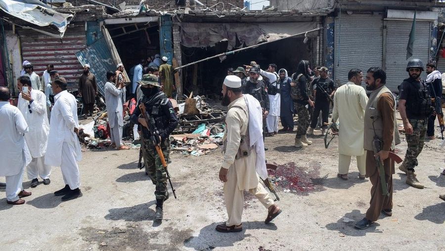 Ledakan besar mengguncang sebuah pasar di Provinsi Khyber Pakhtunkhwa, Pakistan barat laut, pada Selasa (12/5/2026), yang menewaskan sedikitnya sembilan orang serta melukai lebih dari 20 lainnya. (AFP/MARWAT AKBAR)