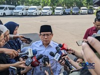Menteri Koordinator Bidang Pemberdayaan Masyarakat Abdul Muhaimin Iskandar memberikan keterangan kepada wartawan di Istana Kepresidenan, Jakarta Pusat, Selasa (12/5/2026). (CNBC Indonesia/Emir Yanwardhana)