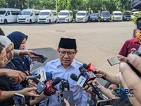 Menteri Koordinator Bidang Pemberdayaan Masyarakat Abdul Muhaimin Iskandar memberikan keterangan kepada wartawan di Istana Kepresidenan, Jakarta Pusat, Selasa (12/5/2026). (CNBC Indonesia/Emir Yanwardhana)