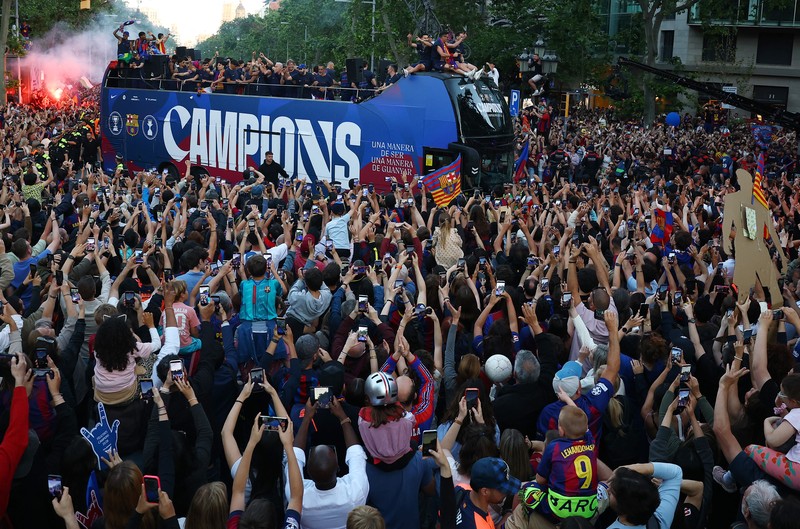 Para pemain FC Barcelona berada di atas bus parade saat merayakan keberhasilan menjuarai LaLiga di Barcelona, Senin (11/5/2026). (REUTERS/Albert Gea)