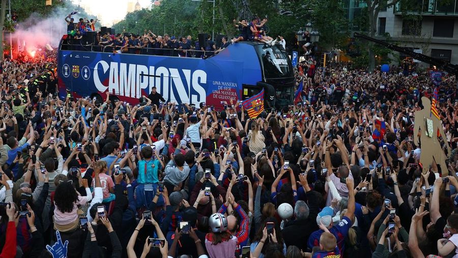 Para pemain FC Barcelona berada di atas bus parade saat merayakan keberhasilan menjuarai LaLiga di Barcelona, Senin (11/5/2026).