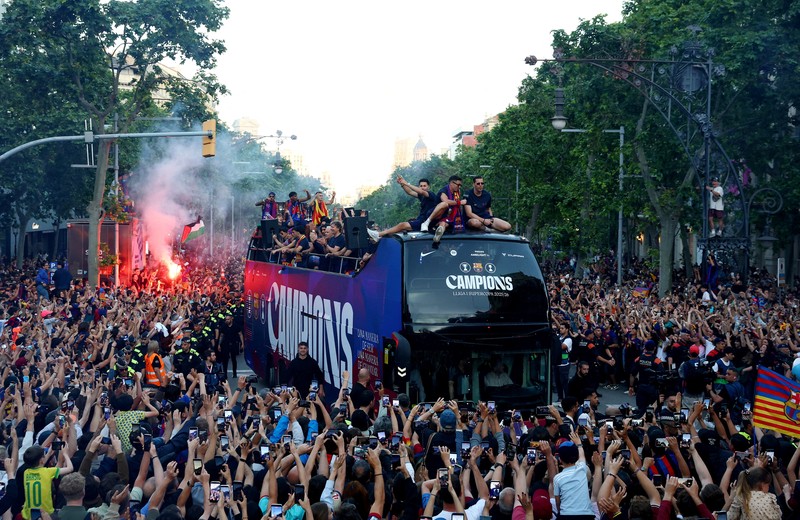 Para pemain FC Barcelona berada di atas bus parade saat merayakan keberhasilan menjuarai LaLiga di Barcelona, Senin (11/5/2026). (REUTERS/Albert Gea)