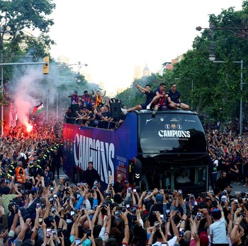 Para pemain FC Barcelona berada di atas bus parade saat merayakan keberhasilan menjuarai LaLiga di Barcelona, Senin (11/5/2026). (REUTERS/Albert Gea)