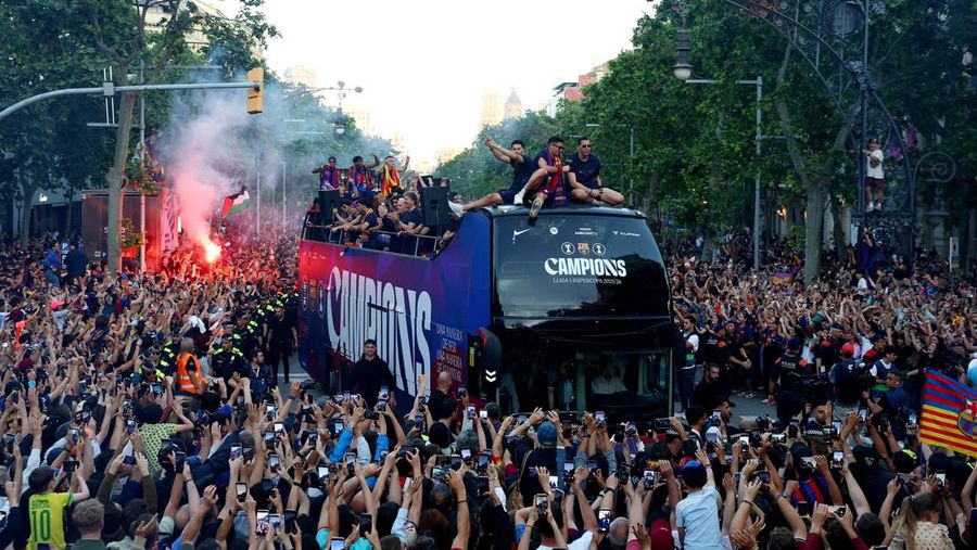 Para pemain FC Barcelona berada di atas bus parade saat merayakan keberhasilan menjuarai LaLiga di Barcelona, Senin (11/5/2026). (REUTERS/Albert Gea)