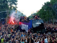 Para pemain FC Barcelona berada di atas bus parade saat merayakan keberhasilan menjuarai LaLiga di Barcelona, Senin (11/5/2026). (REUTERS/Albert Gea)