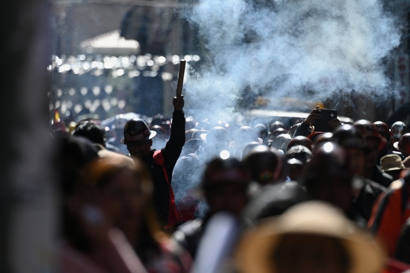 Para penambang ikut serta dalam pawai yang diselenggarakan oleh Central Obrera Boliviana (COB) sambil menuntut pengunduran diri Presiden Rodrigo Paz di tengah krisis ekonomi dan bahan bakar yang sedang berlangsung, di La Paz, Bolivia, 11 Mei 2026. (REUTERS/Claudia Morales)
